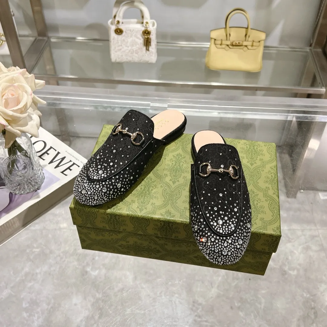 👟👟Ex-factory price 440👟👟 Burgundy G diamond (35-41) (41/42 customized) As an outstanding representative of Gucci’s design heritage, the Jordaan series horsebit loafers vividly highlight the classic elegance. This shoe is made of the brand’s iconic monogram canvas, making it a timeless classic. The material of this shoe is soft, and the silhouette is exquisite and smooth, highlighting daily elegance. Angora red GG canvas Women Light gold tone hardware Horsebit faceted crystal detail Leather sole